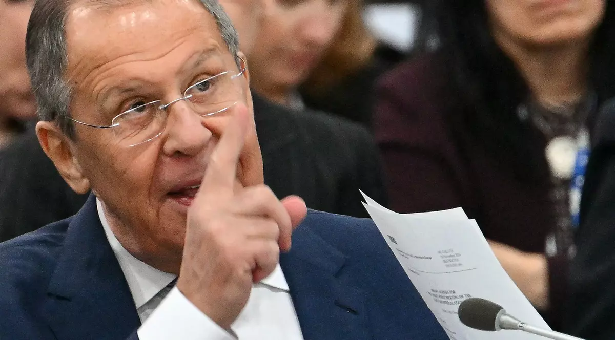 Ministrul de externe al Rusiei, Serghei Lavrov, gesticulează în timp ce participă la sesiunea plenară a celui de-al 31-lea summit ministerial al Organizației pentru Securitate și Cooperare în Europa (OSCE) în Ta'Qali, Malta, pe 5 decembrie 2024.