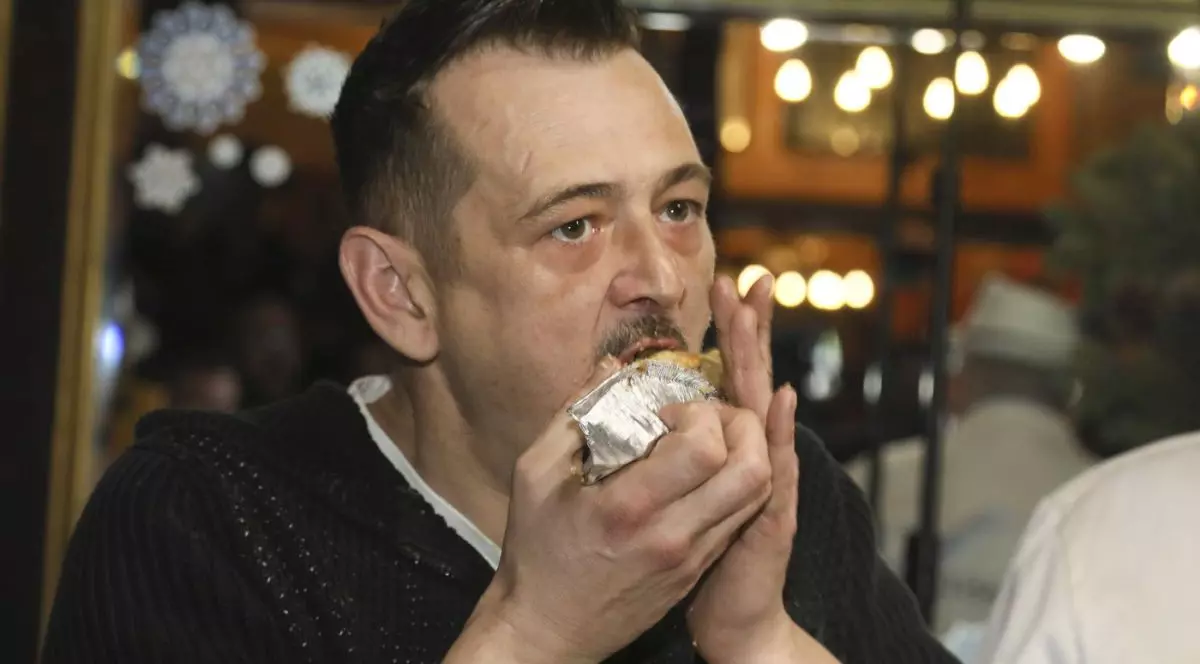 Record mondial la mâncat plăcintă cu carne și cartofi. Cartonașe roșii pentru concurenții care nu au ținut ritmul