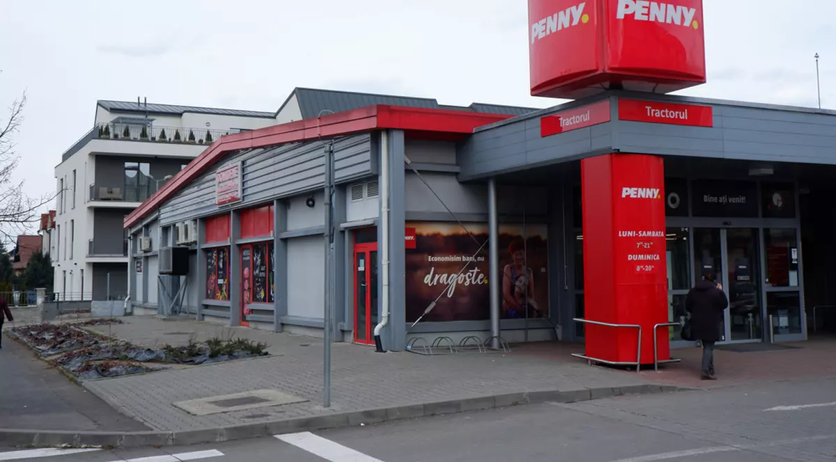 Program Penny de Crăciun 2024 - Imagine cu intrarea într-un magazin Penny din Braşov.