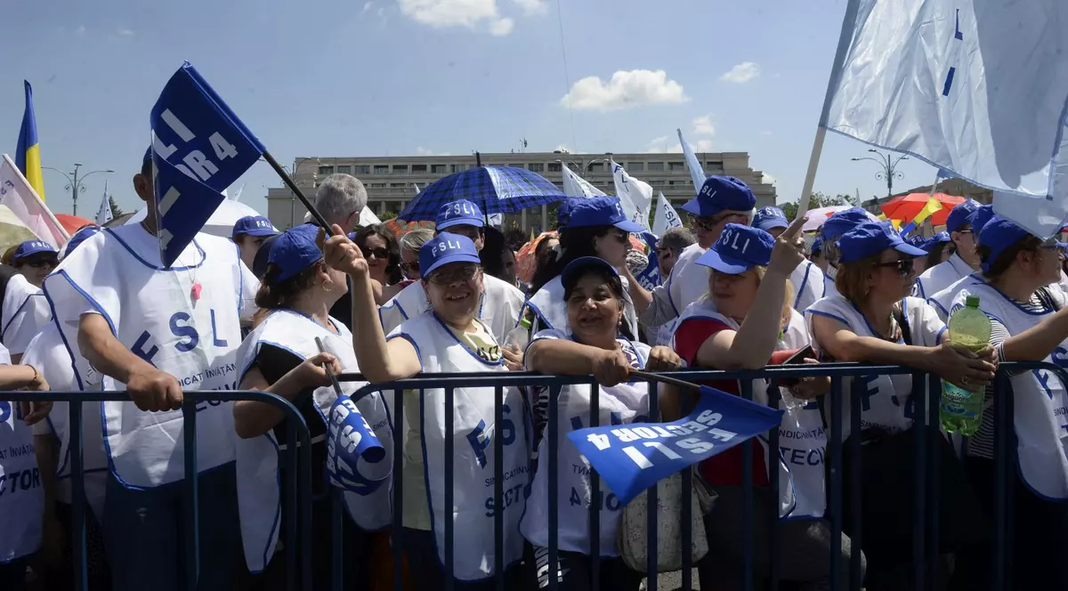 Sindicaliștii cer Guvernului să nu înghețe salariile profesorilor înaintea adoptării Ordonanței „trenuleț” și anunță proteste în Piața Victoriei