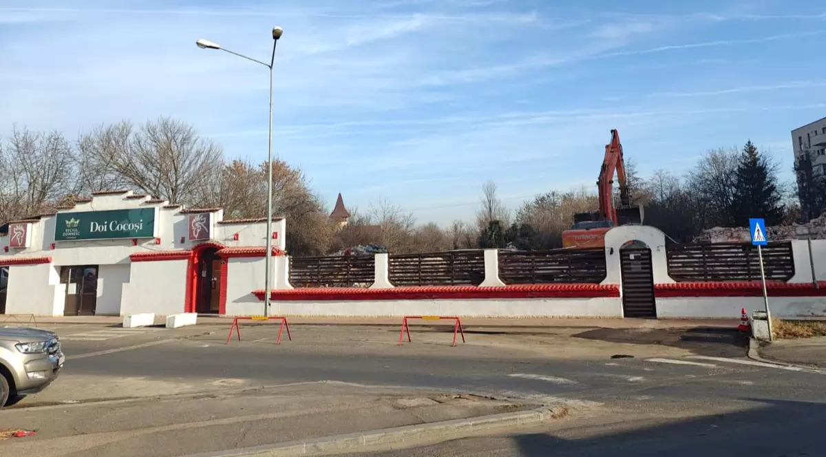 Restaurantul „Doi Cocoși” din Sectorul 1 este istorie. Buldozerele l-au demolat