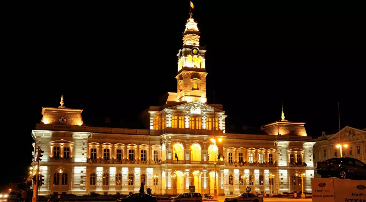 Imagine de noapte cu sediul iluminat al Primăriei Arad