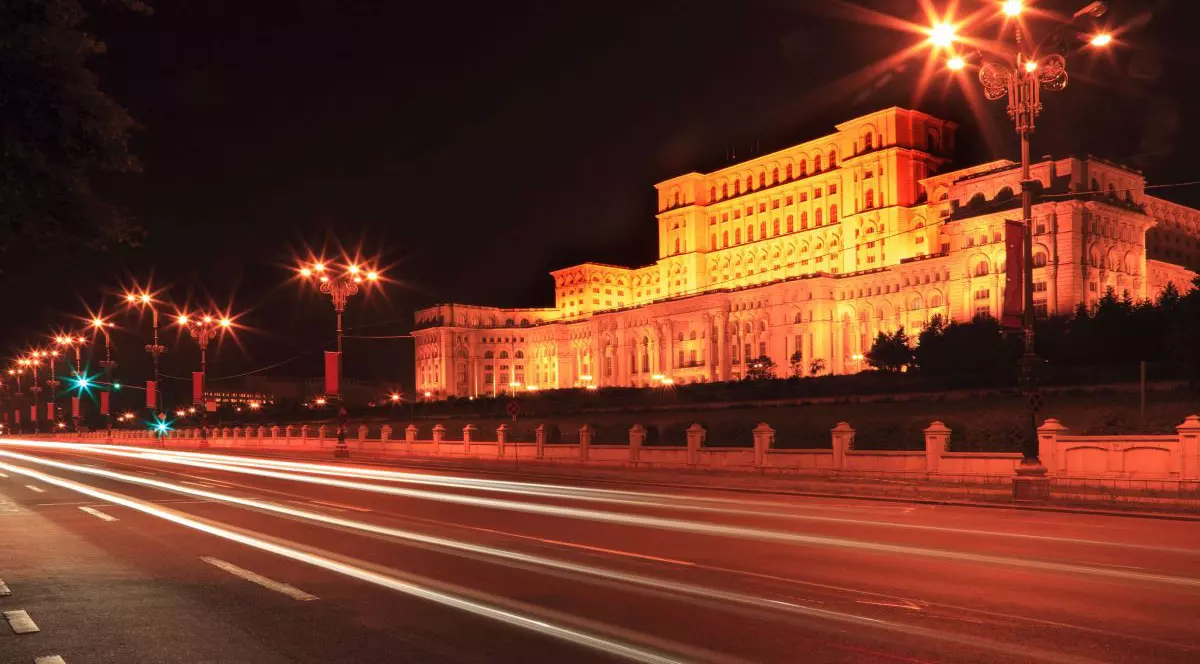 Imagine de noapte cu Palatul Parlamentului din București