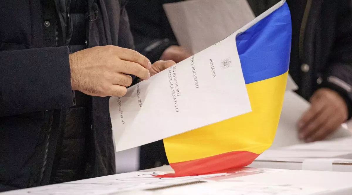 Imagine ilustrativă cu o femeie care ține în mână buletinul de vot, un steag tricolor și ștampila de vot, la alegerile parlamentare din 1 decembrie 2024, de Ziua Națională a României