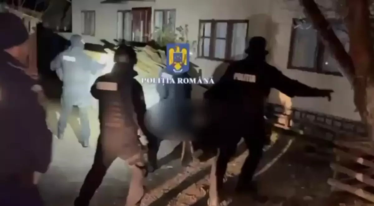 Polițiști în curtea unei case