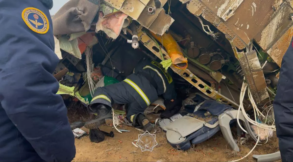 Serviciile de urgență aflate la locul prăbușirii avionului, în Kazahstan. Foto profimedia
