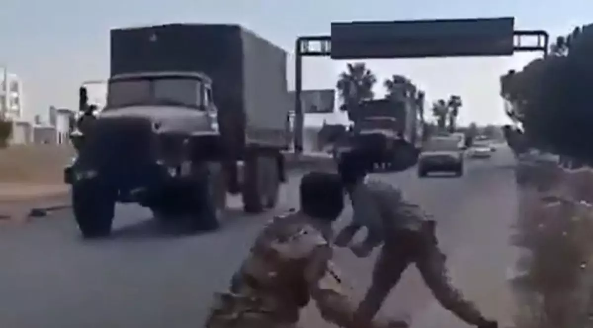 Sirienii aruncă în vehiculele rusești cu tot ce le pică pe mână