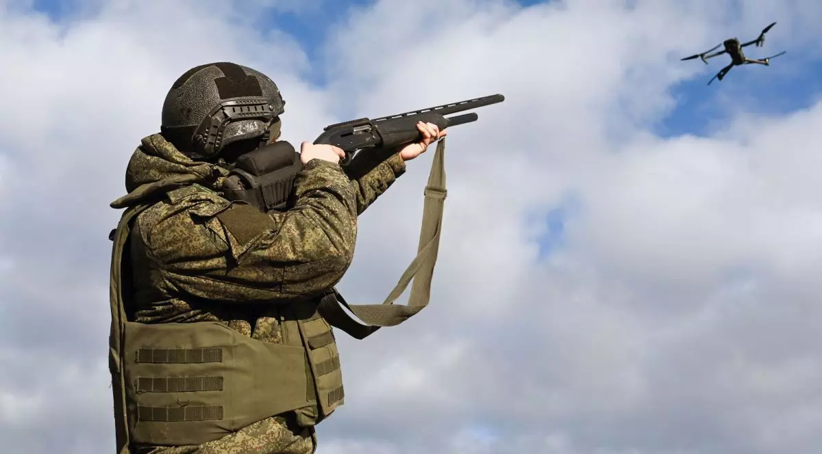 Un militar din armata rusă trage cu pușca