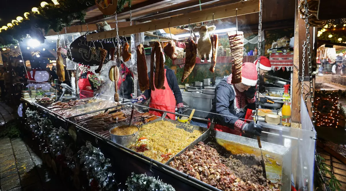 Cât costă pomana porcului și pastrama la Târgul de Crăciun organizat în Piața Constituției din București