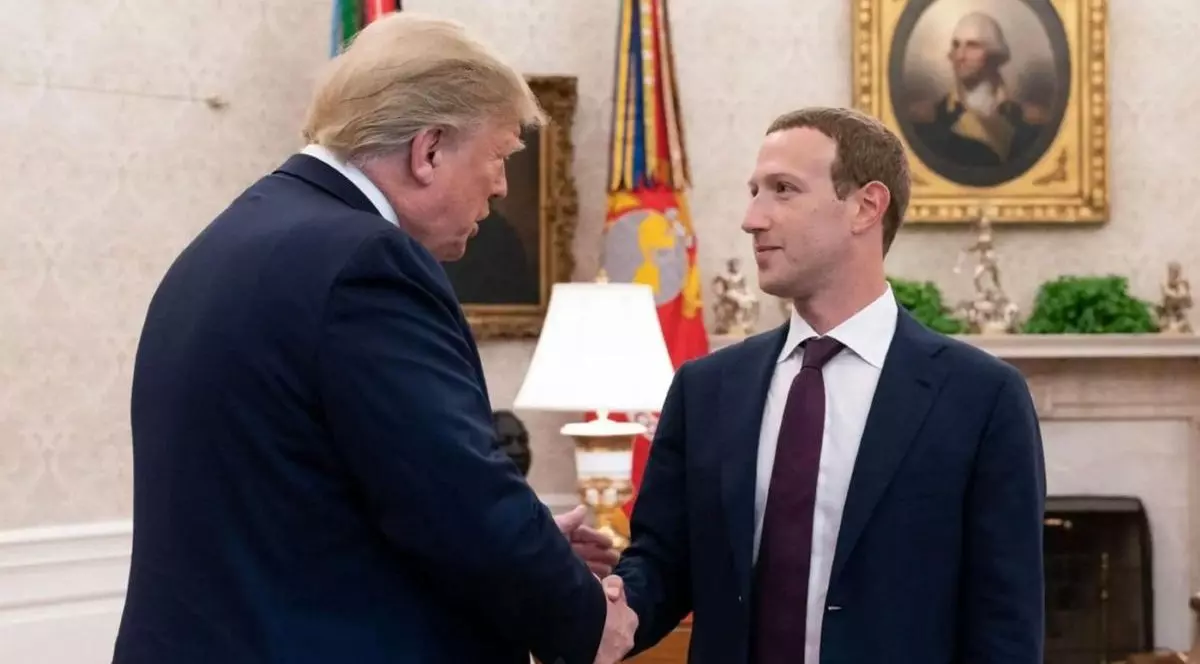 Donald Trump și Mark Zuckerberg își strâng mâinile la Biroul Oval