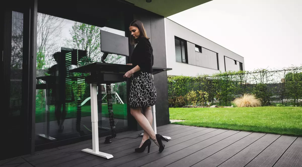 Un spate mai sănătos și performanțe mai bune la locul de muncă? Biroul reglabil vă va surprinde