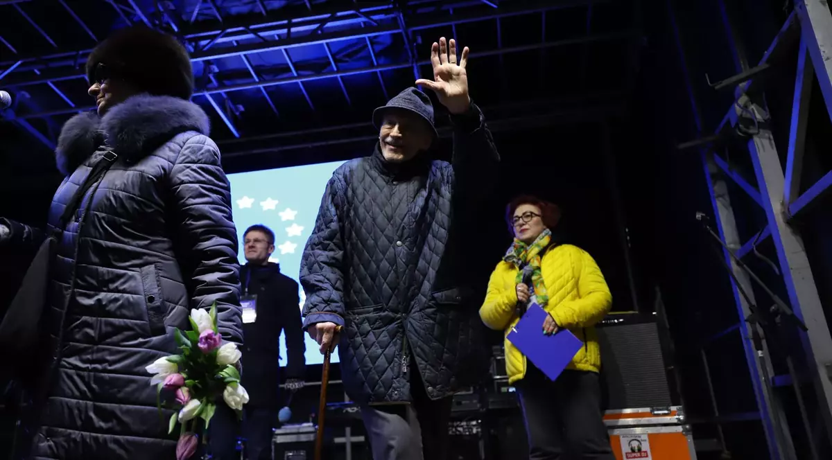 Victor Rebengiuc în Piața Universității cu Mariana Mihuț