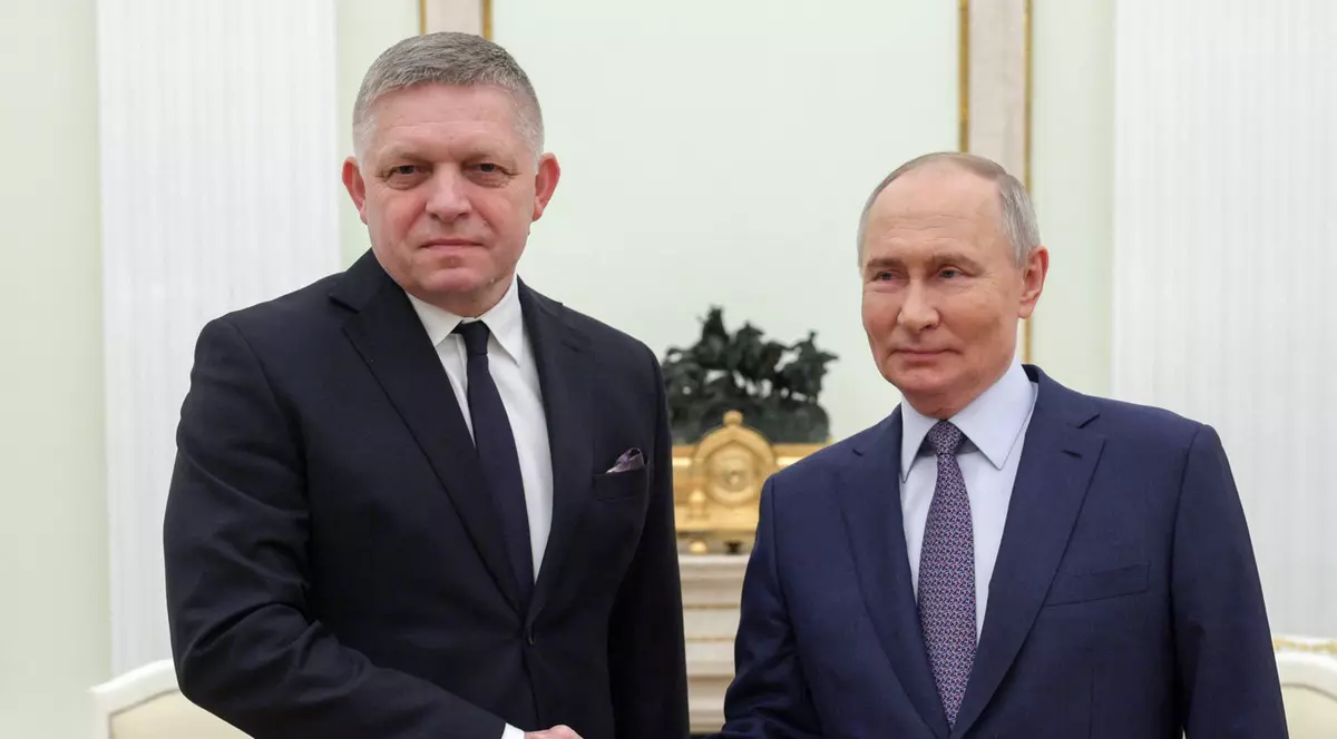 Vladimir Putin (dreapta) dând mâna cu Robert Fico (stânga) Foto: Profimedia