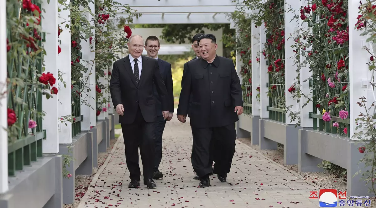 Vladimir Putin și Kim Jong-Un au fost surprinși în timp ce se plimbau.