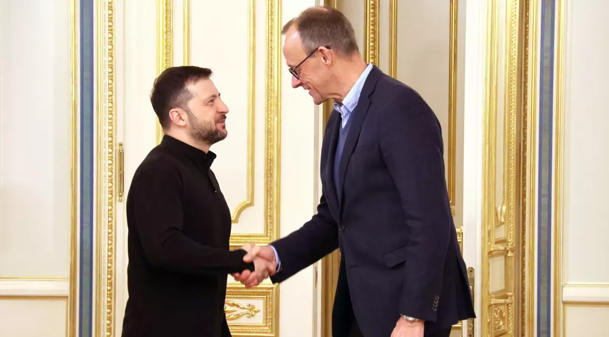 Volodimir Zelenski (stânga) dă mâna cu Friedrich Merz înainte de o întrevedere la Kiev Foto: Profimedia