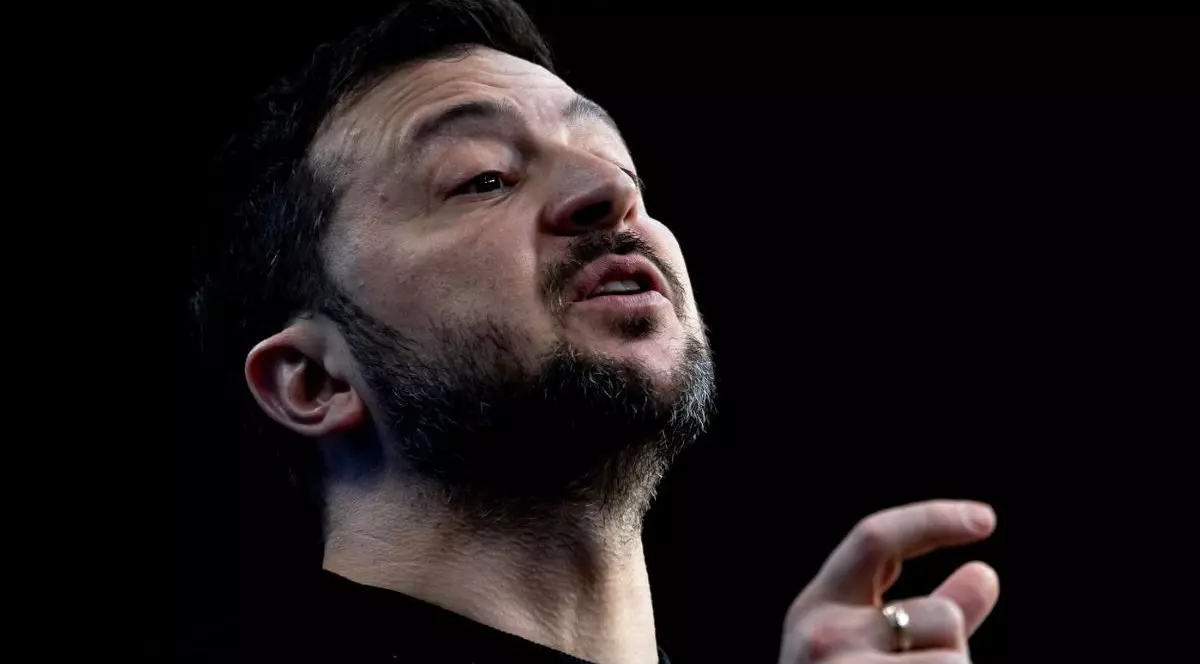 Volodimir Zelenski, explicând ceva la o conferință de presă, pe un fundal negru