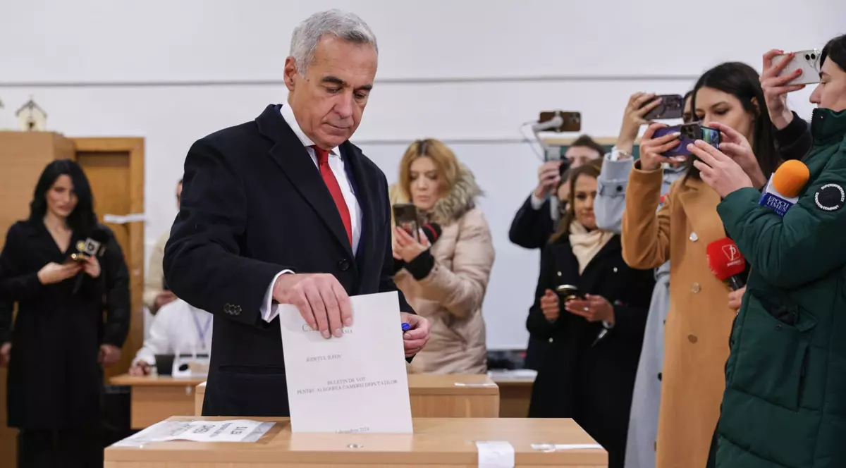 Călin Georgescu introduce buletinul de vot în urnă