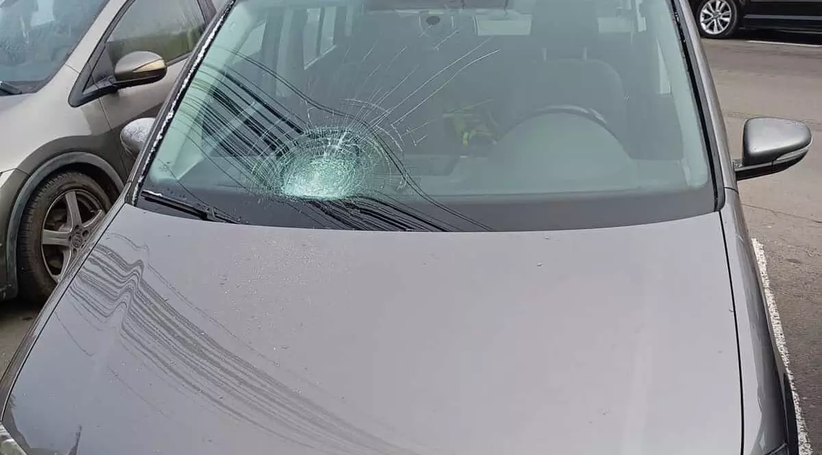 Adolescent din Cluj, filmat în timp ce dansează pe capota unei mașini și sparge parbrizul