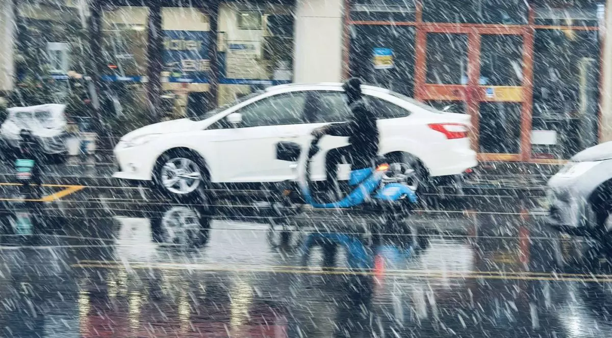 Coduri portocalii și galbene de ninsori, viscol și ploi în aproape jumătate din ţară. Harta zonelor afectate de avertizările meteo