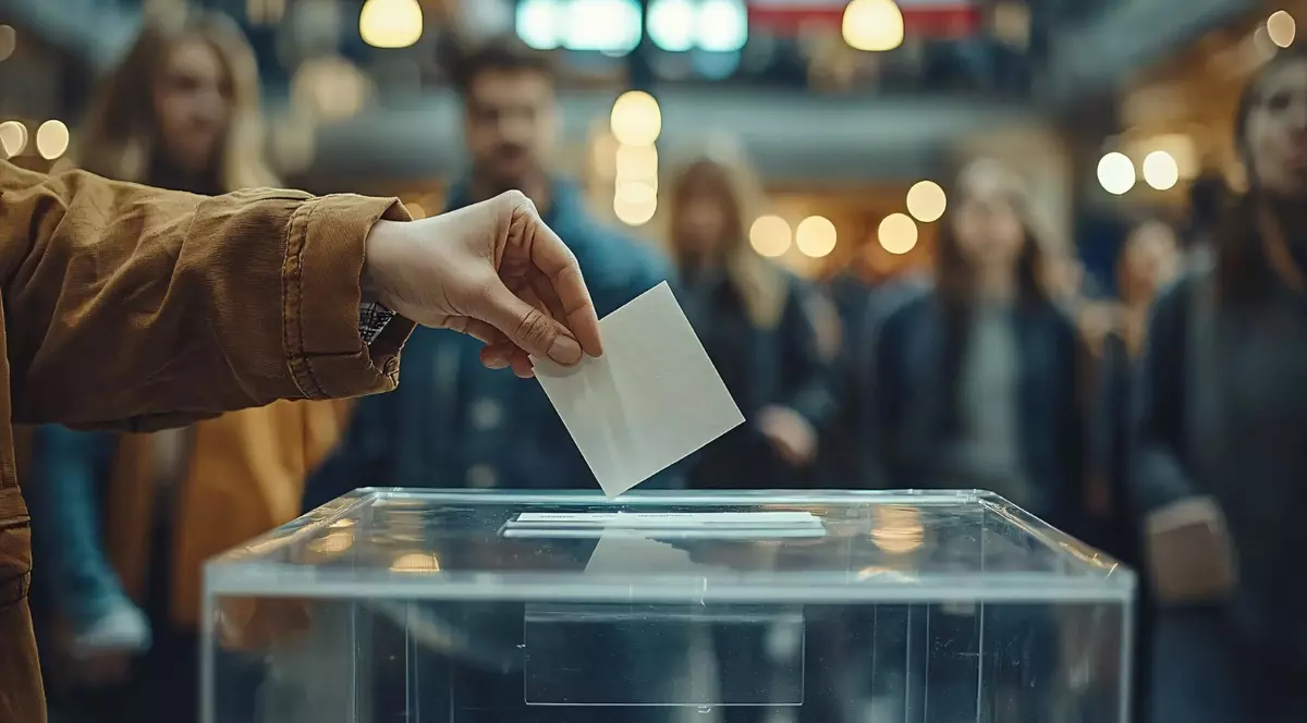 barbat care introduce un vot în urnă