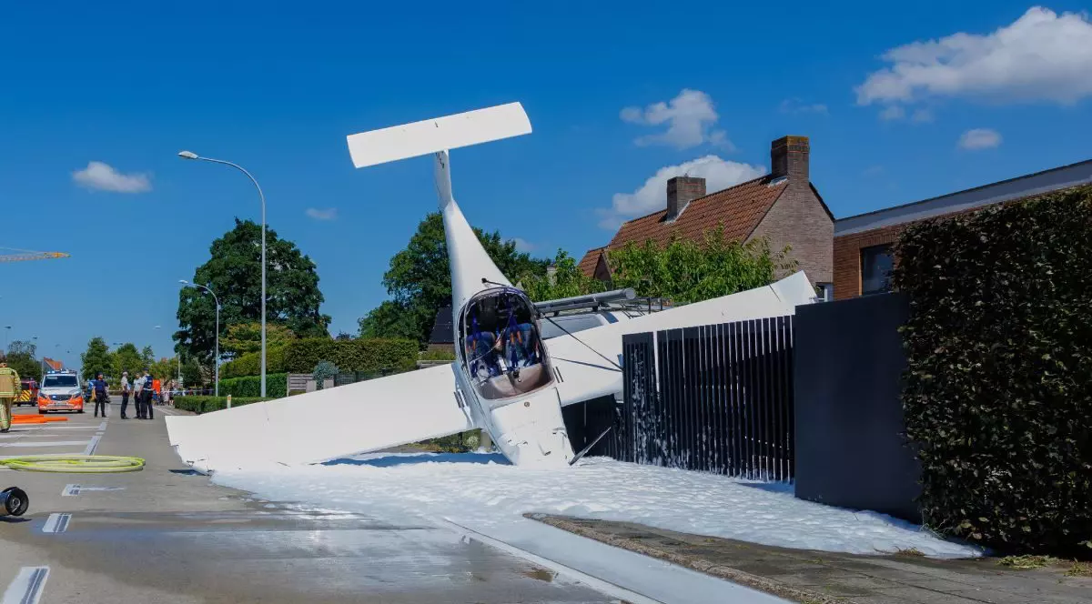 Avion ușor se prăbușește și se izbește de sol