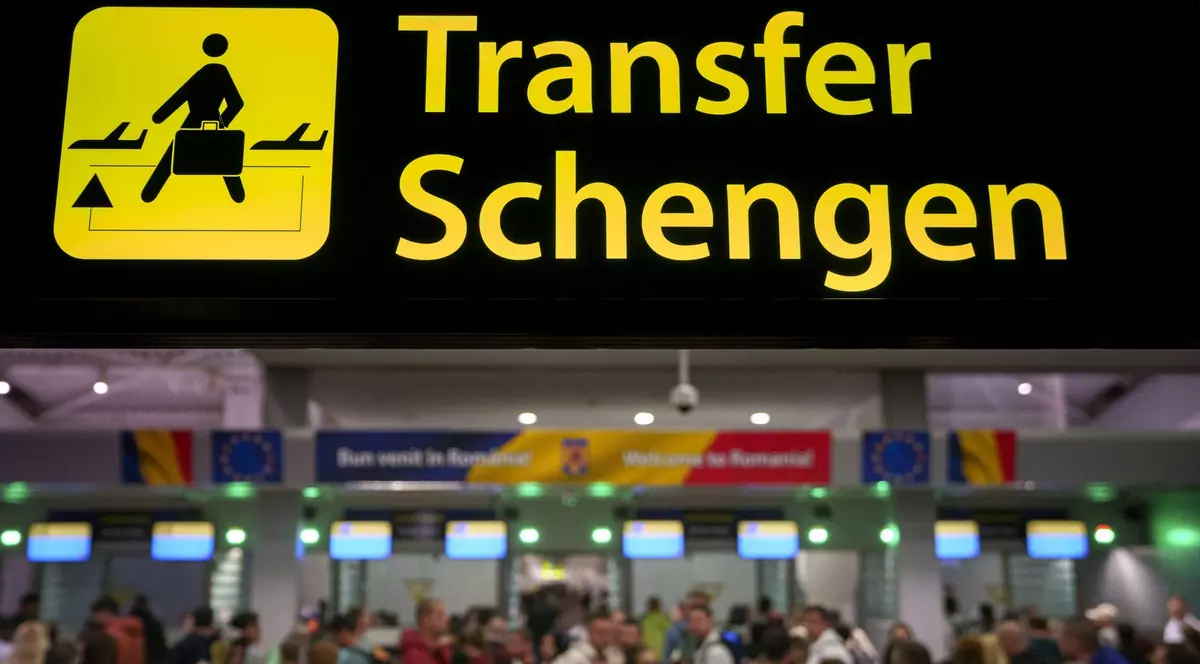 Persoane asteapta la coada dupa intrarea Romaniei in Spatiul Schengen cu frontierele aeriene si maritime, in terminalul Sosiri din Aeroportul International 'Henri Coanda' din Otopeni, duminica, 31 martie 2024.