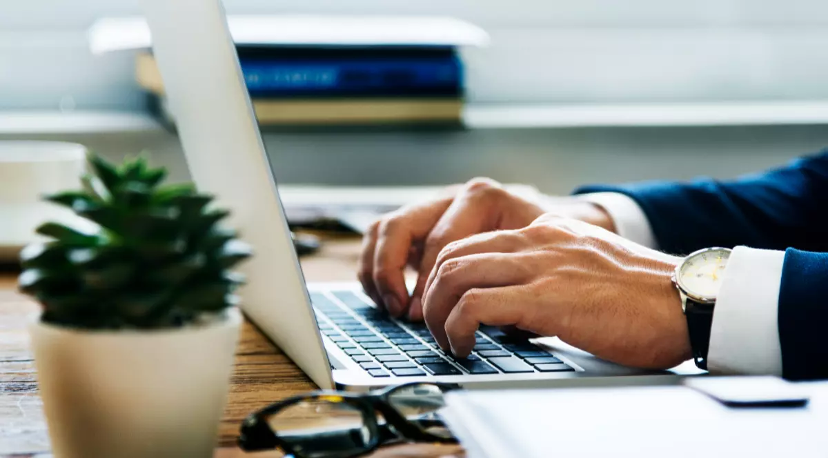 Un angajat care lucrează pe calculator