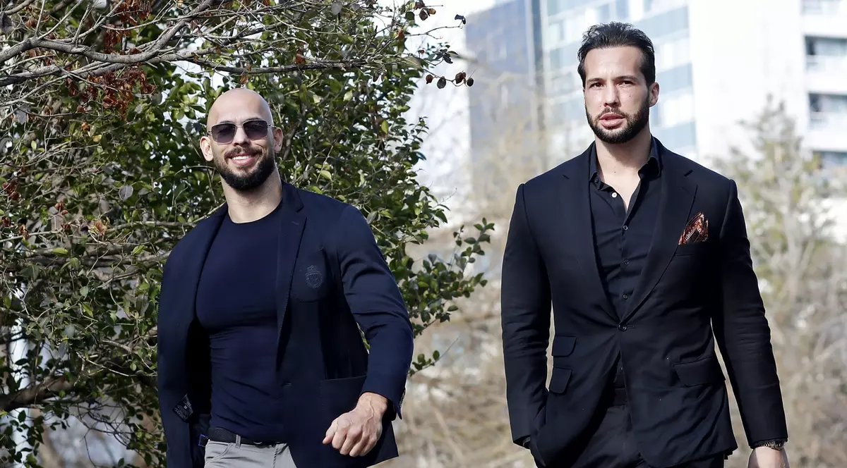 Andrew (stânga) și Tristan Tate ( dreapta) surprinși în timp ce se îndreaptă spre Tribunalul București - 8 februarie 2024