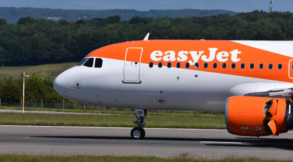 În imagine este prezentat un avion al companiei EasyJet
