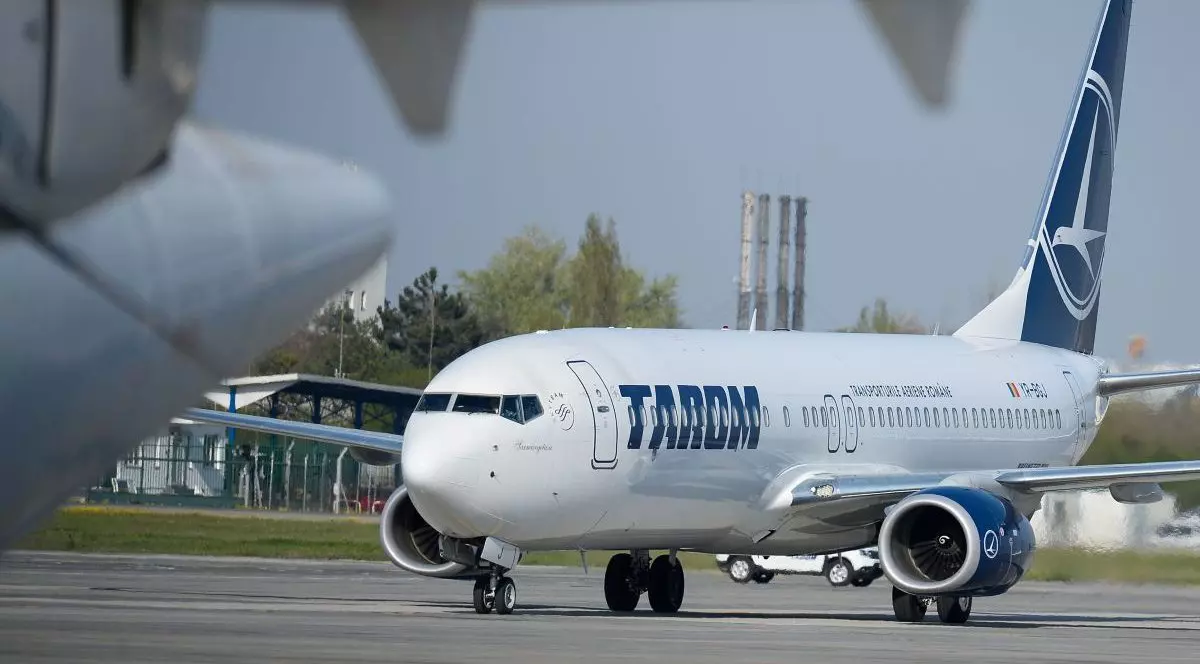 Avion al companiei TAROM pregătit de decolare