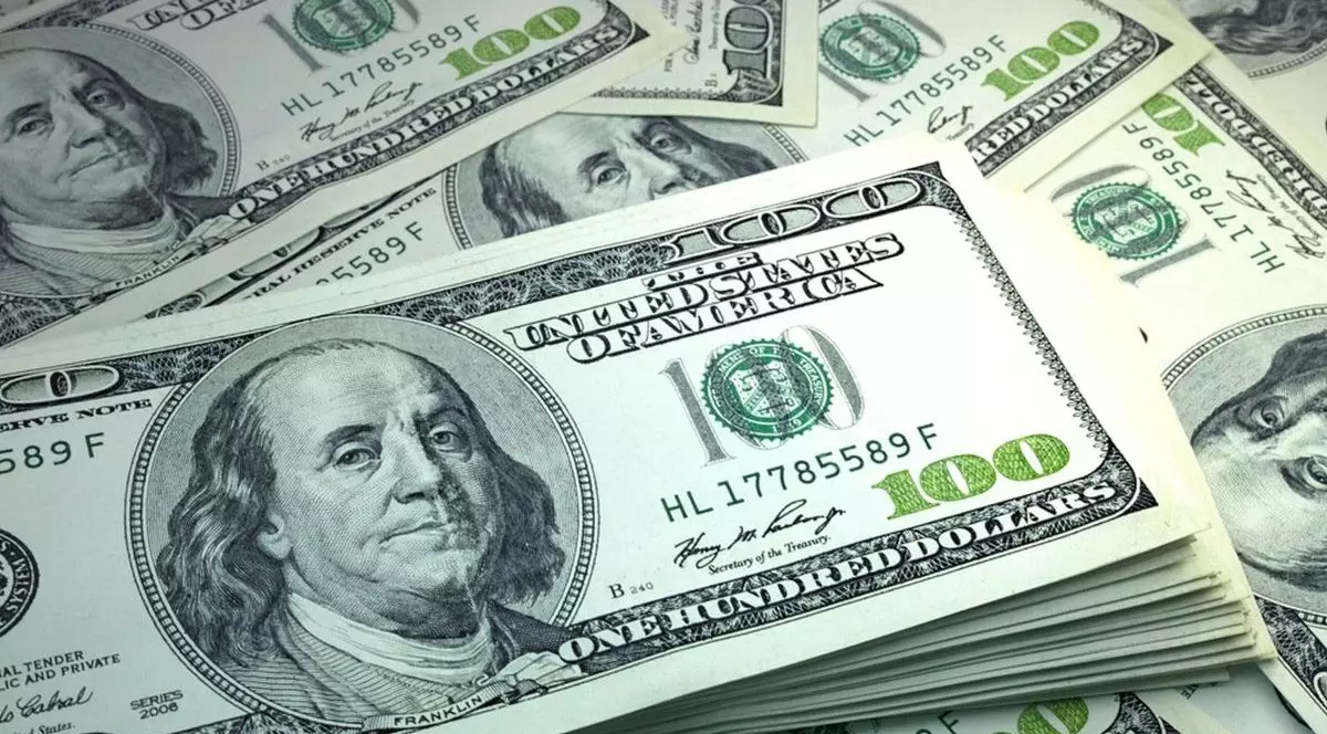 Bancnote 100 de dolari americani așezate la gramadă