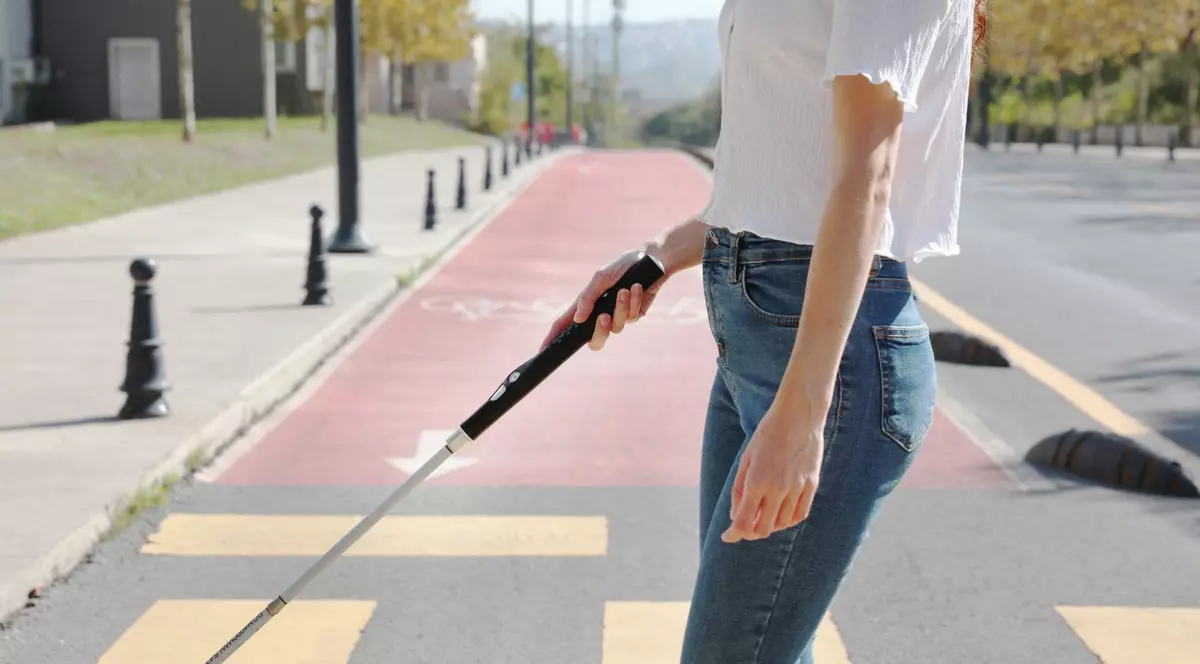 Bastonul smart cu AI pentru nevăzători WeWalk Smart Cane 2.