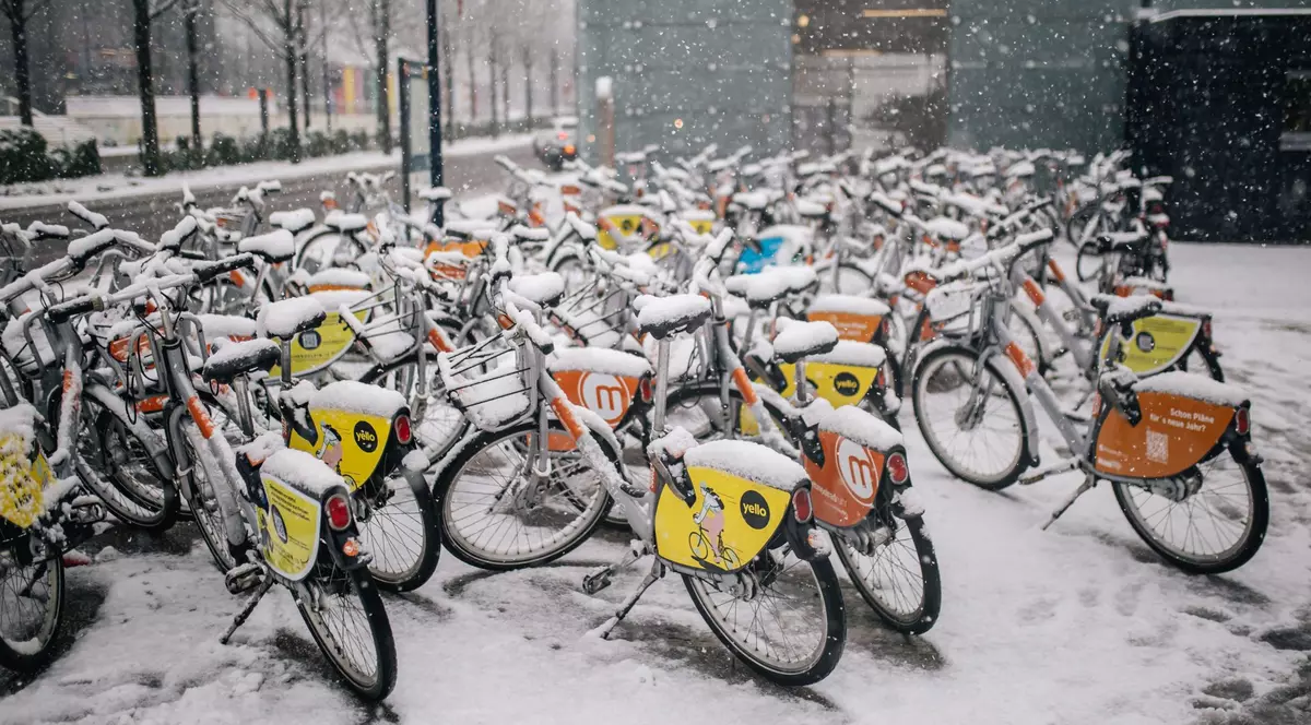 Biciclete acoperite de zăpadă.