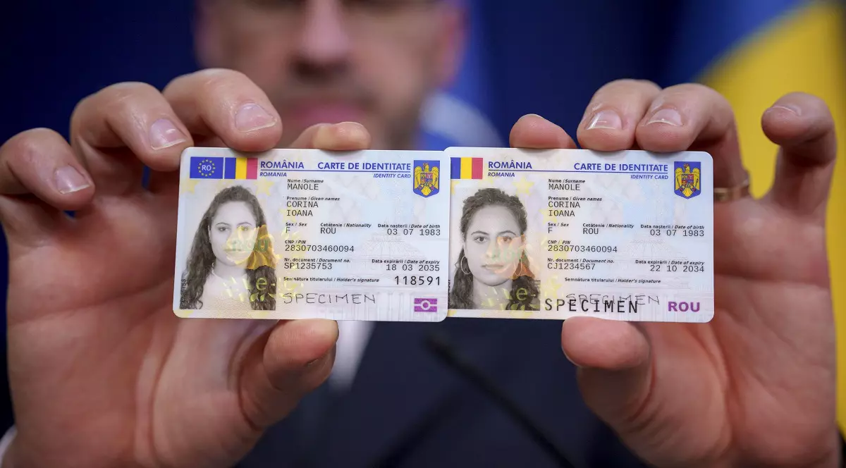 Acte necesare pentru buletin, în 2026 - Directorul general al Directiei Generale pentru Evidenta Populatiei, chestor de politie Catalin Giulescu arata specimene de Carte Electronica de Identitate cu cip si fara cip, in timpul unei conferinte de presa avand ca tema lansarea acestora, in Bucuresti, pe 21 martie 2025