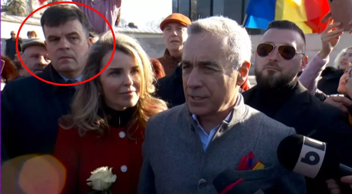 Nicolae Radu, în stânga fotografiei, încercuit cu roșu, alături de Călin Georgescu