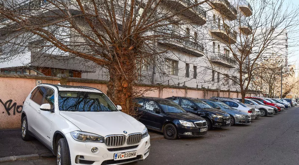 Trotuarele vor fi eliberate de mașinile parcate, într-o zonă importantă din București. Ciprian Ciucu: „Nu stau la discuții”