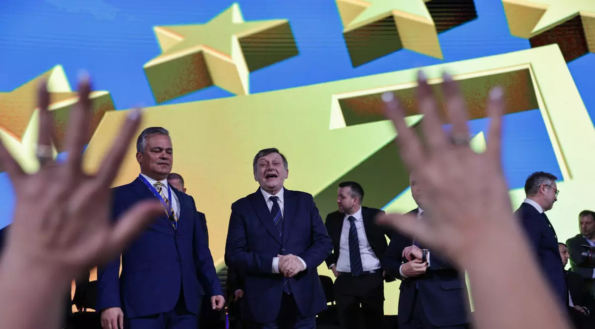 Crin Antonescu printre doamnele care-i făceau cu mâna FOTO Vlad Chirea
