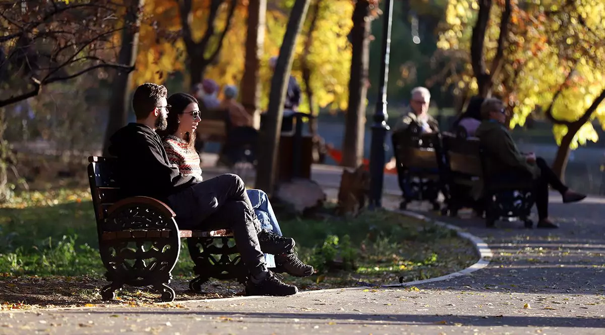 Cuplu surprins în timp ce stă pe bancă în parc