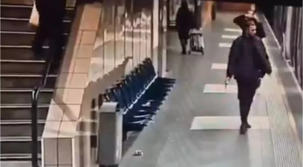 Un bărbat a fost înjunghiat în gât de un străin pe care l-a lovit accidental într-o stație de metrou din Franța | VIDEO