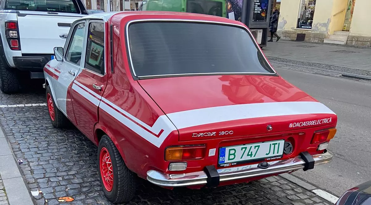 Dacia 1300 electrică parcată în centrul orașului Cluj-Napoca