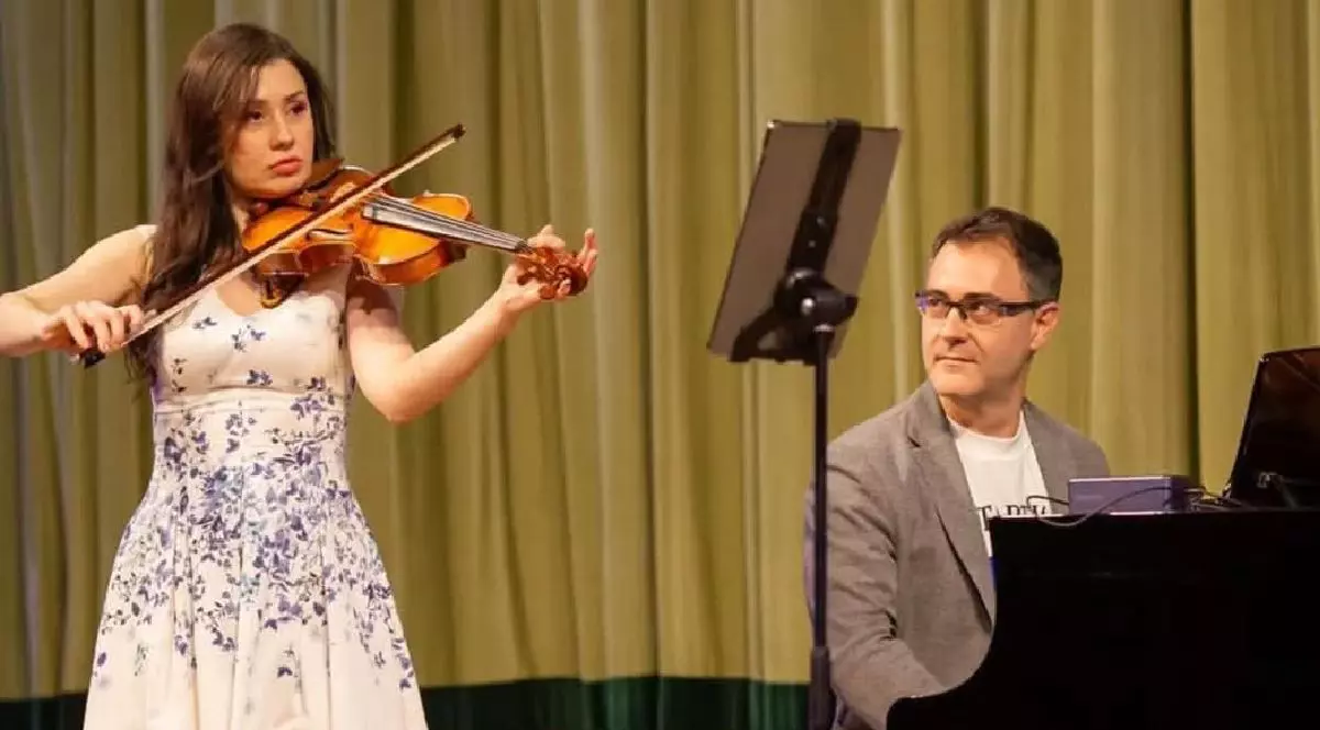 violonista Diana Jipa, stânga și pianistul Ștefan Doniga, dreapta