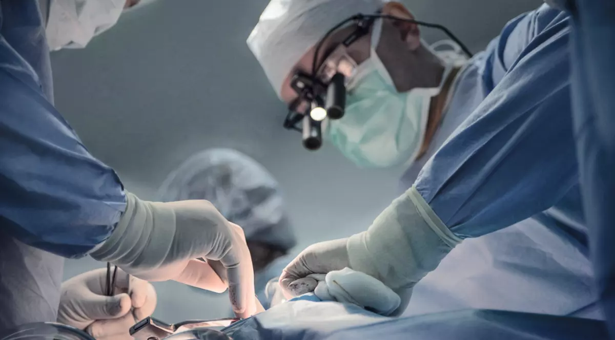 Doctori care se află în timpul unei operații