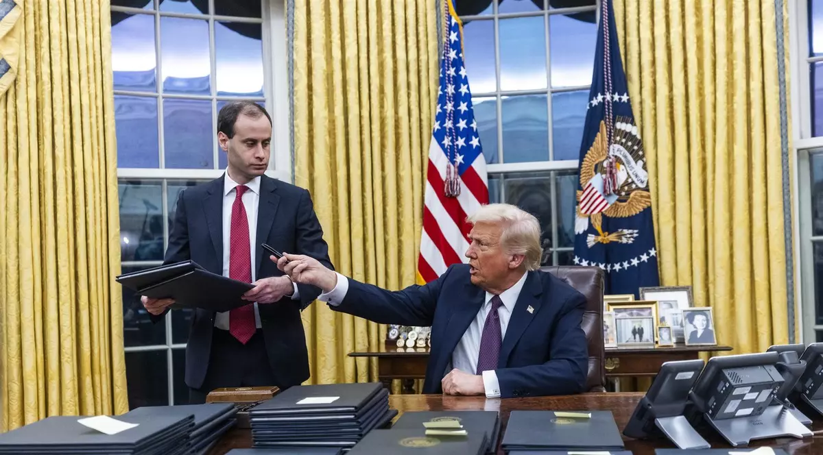 Donald Trump în Biroul Oval, așezat pe scaun, la inaugurarea celui de-al doilea mandat de președinte