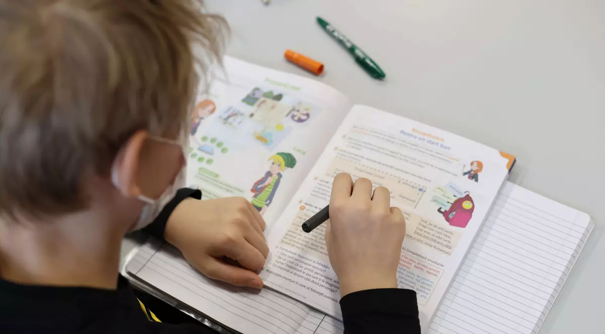 Copii participa la cursuri, la Colegiul National Banatean din Timisoara. Elevi din clasele primare si gradinite s-au intors in salile de curs, ca urmare a deciziei guvernului de a redeschide scolile, chiar daca o mare parte a restrictiilor privind limitarea infectarilor cu COVID-19 raman in vigoare, luni, 8 februarie 2021. Foto Hepta