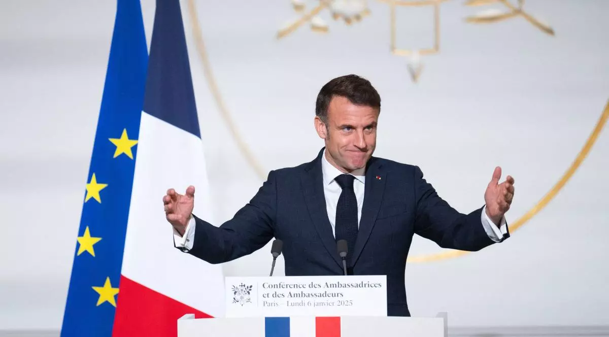 Emmanuel Macron gesticulează în cadrul unui discurs