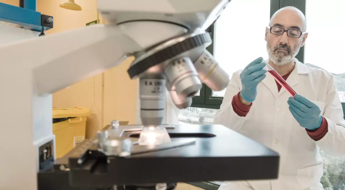 un medic efectueaza un test de sange intr-un laborator