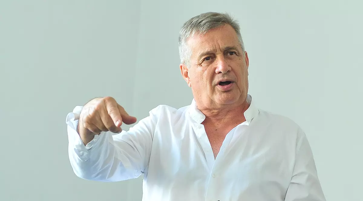 Casa lui Mircea Dinescu a fost incendiată. Prima reacție a scriitorului. „Întâi mi-au dat foc la vie, acum câteva luni”