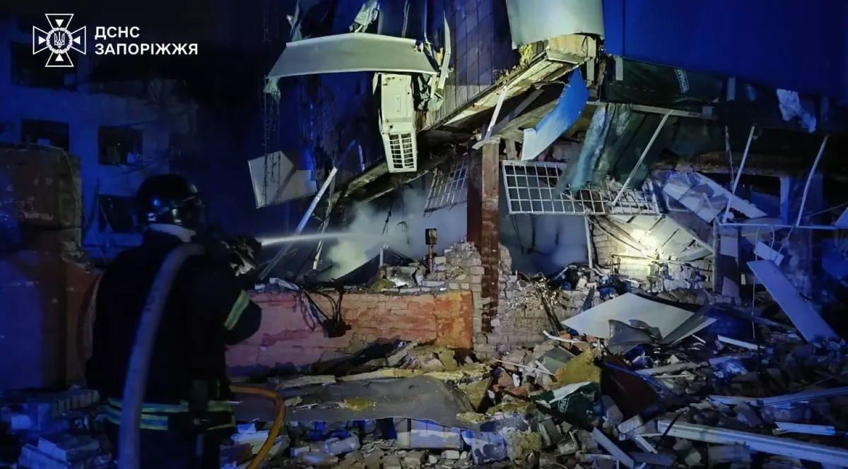 Imagine surprinsă în Zaporojie, în urma atacului cu rachete lansat de Rusia.