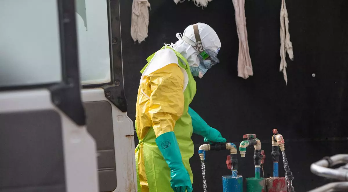 Un om in echipament, Africa, în contextul unei epidemii de Ebola