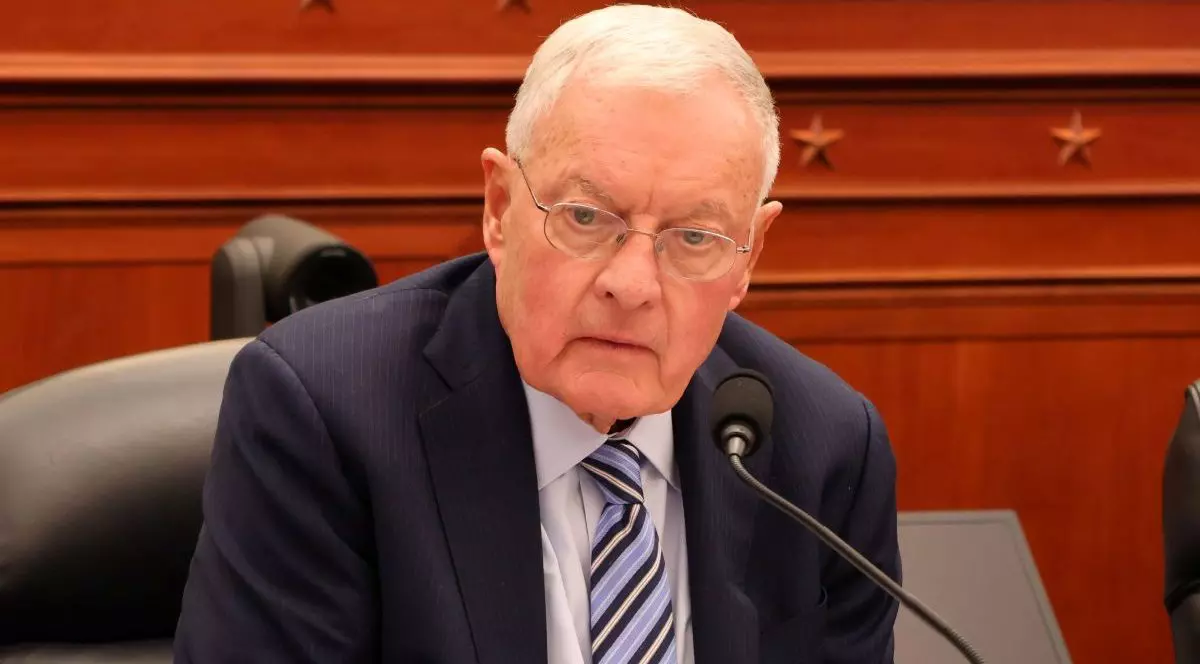 Generalul Keith Kellogg (în retragere), fost consilier pentru securitate națională al vicepreședintelui SUA, vorbește la un briefing al Congresului. Este îmbrăcat într-un costum negru, asortat cu cravată și o cămașă albă